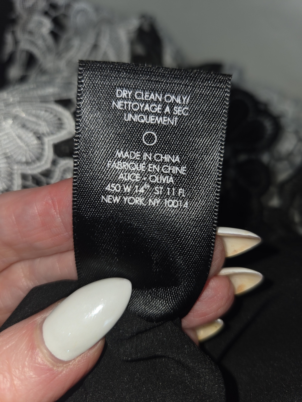 Alice + Olivia Black and White Floral Lace V-Neck Mini Dress Womens Size 6. - Picture 15 of 16